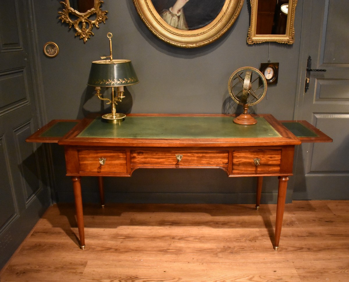 Bureau plat de style Louis XVI