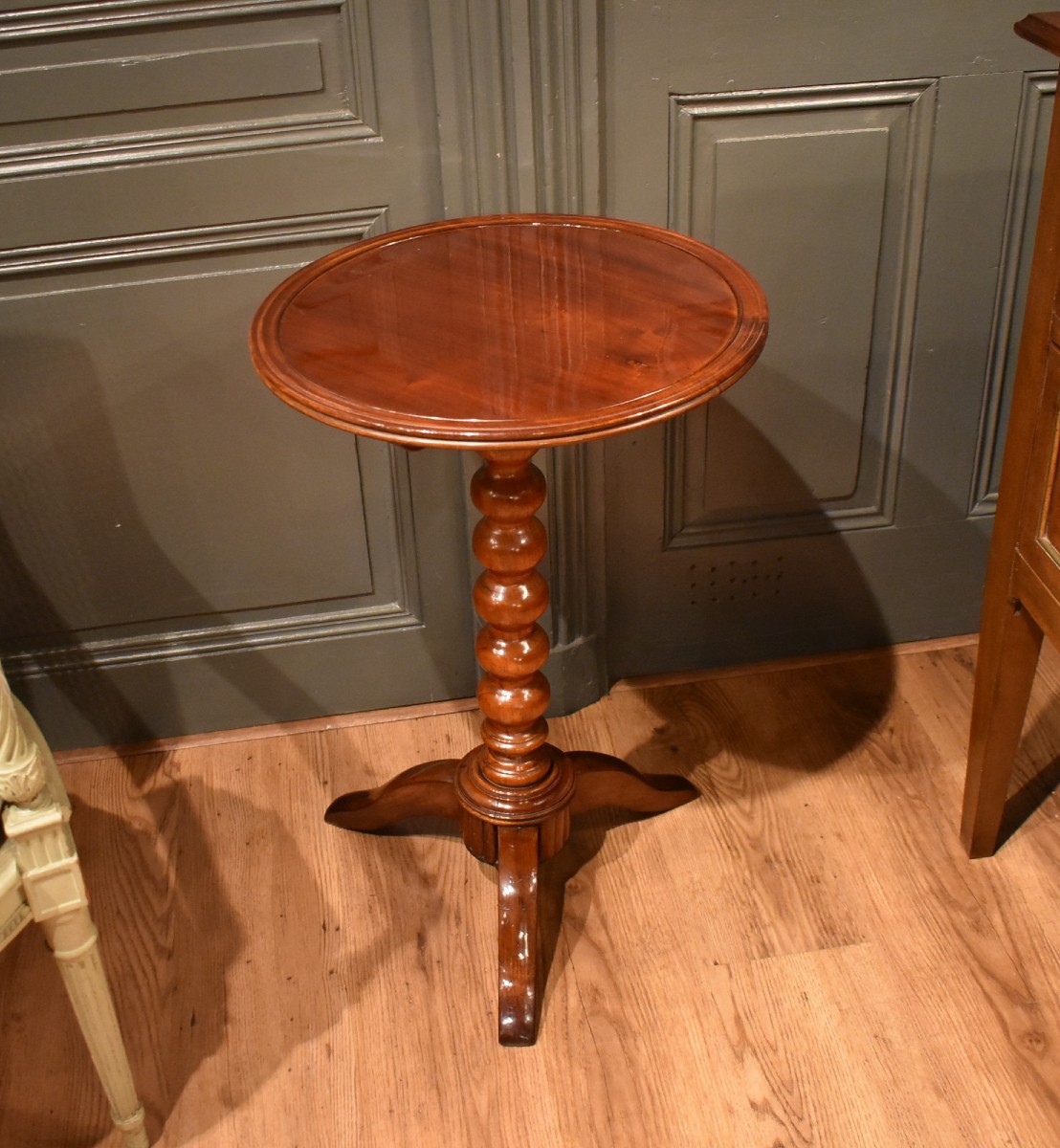 Petit guéridon basculant  en acajou