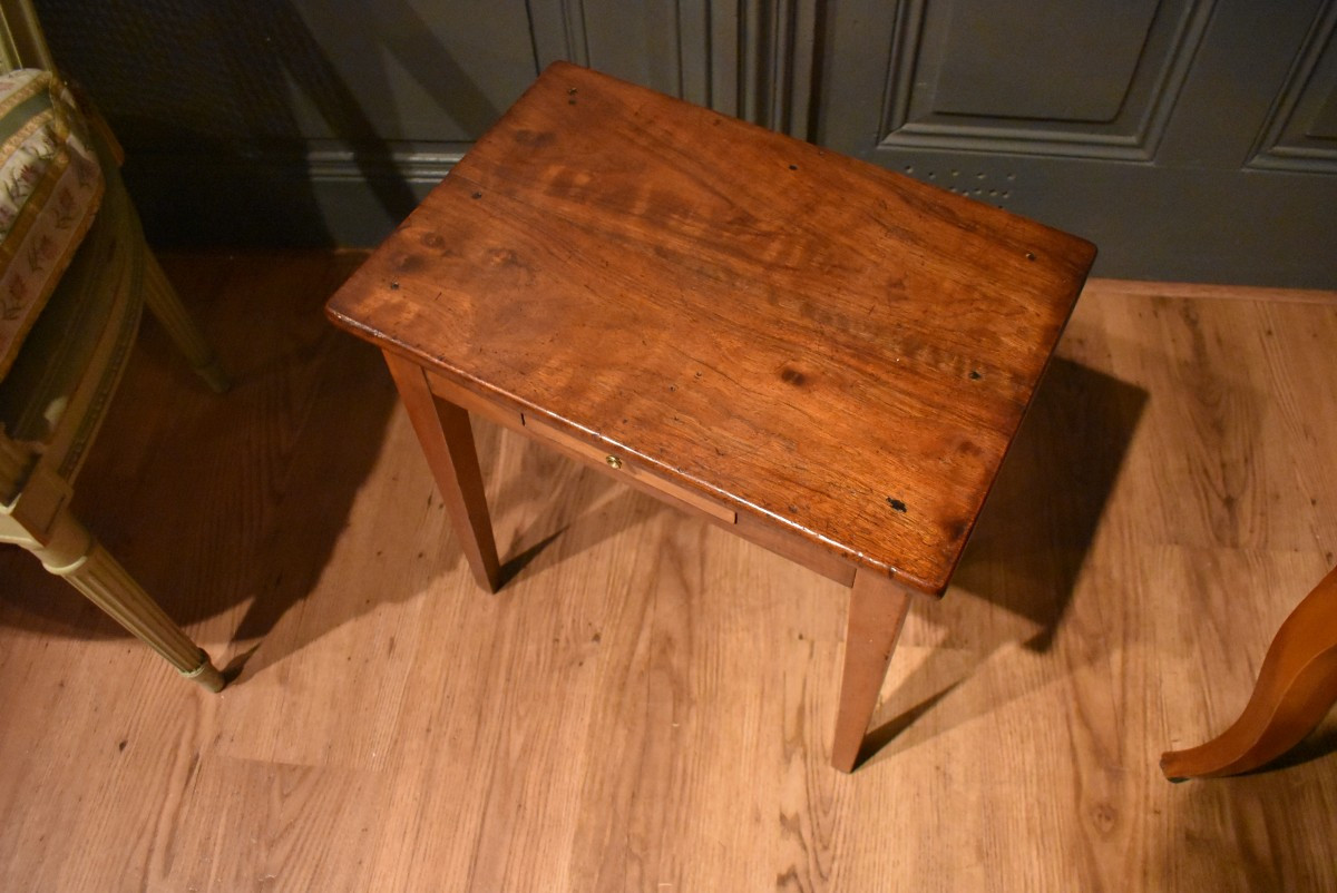 Petite table d'appoint en noyer-photo-3