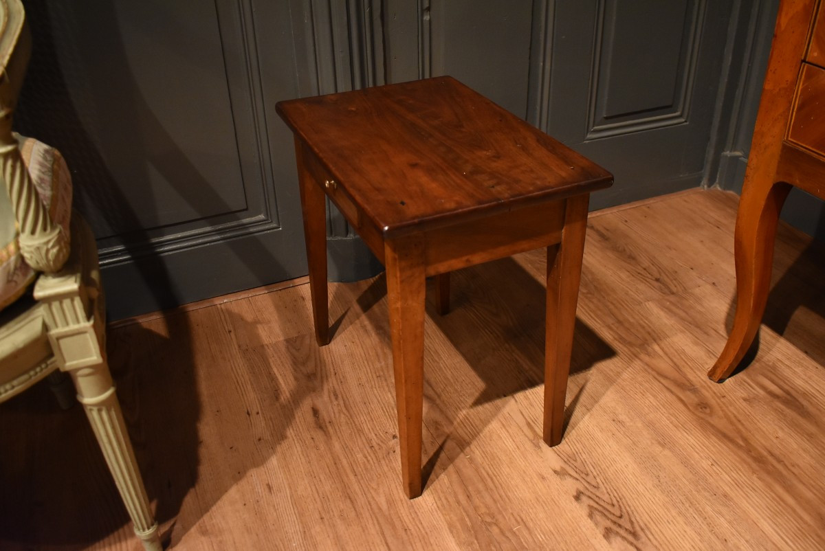 Petite table d'appoint en noyer-photo-1
