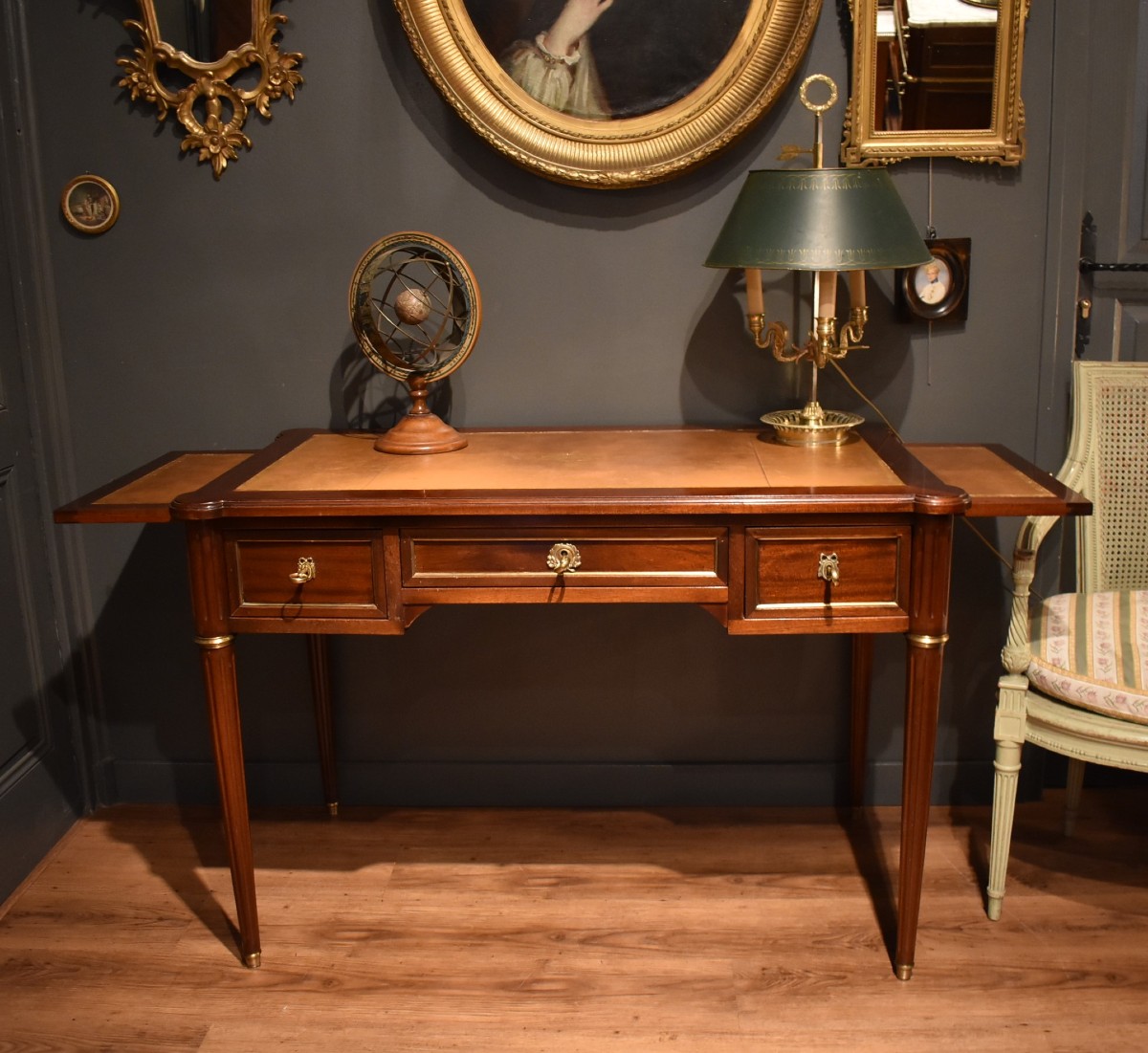 Bureau plat de style Louis XVI