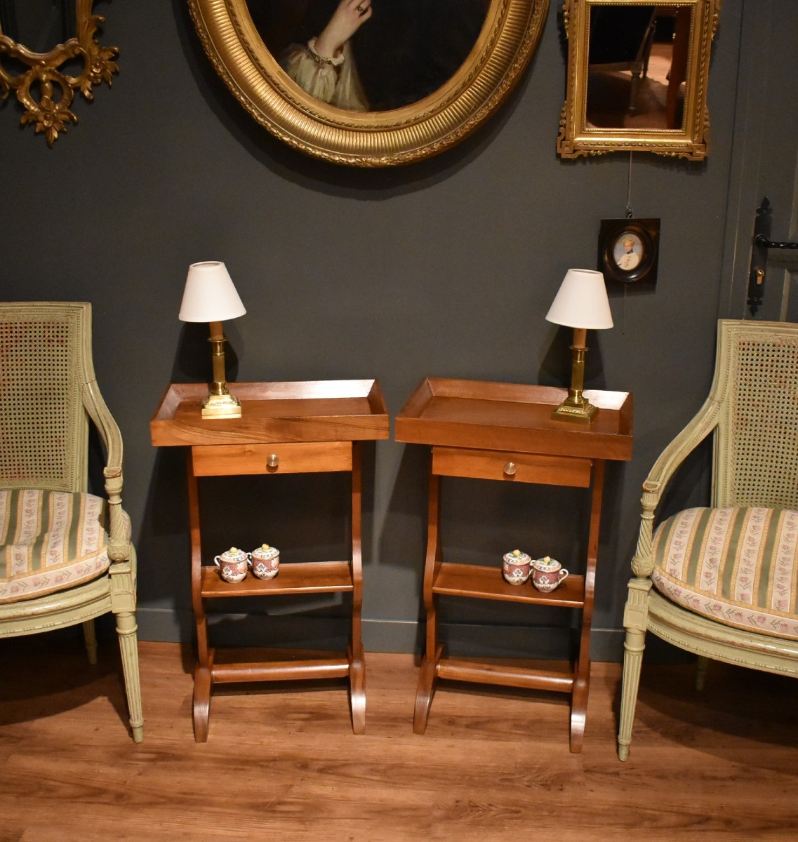 Paire de  tables de chevet en noyer de style DIrectoire