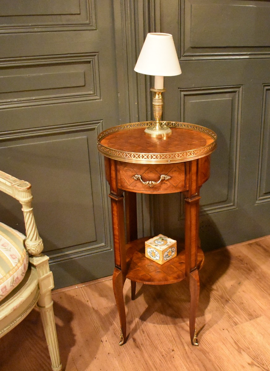 Petite table d'appoint en marqueterie