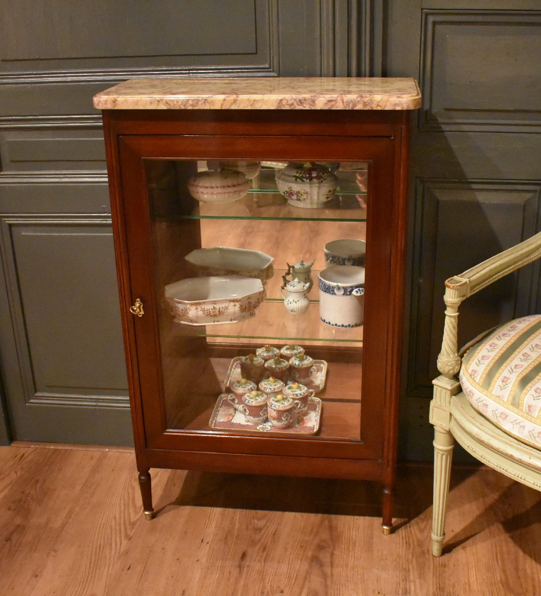 Petite vitrine de style Louis XVI