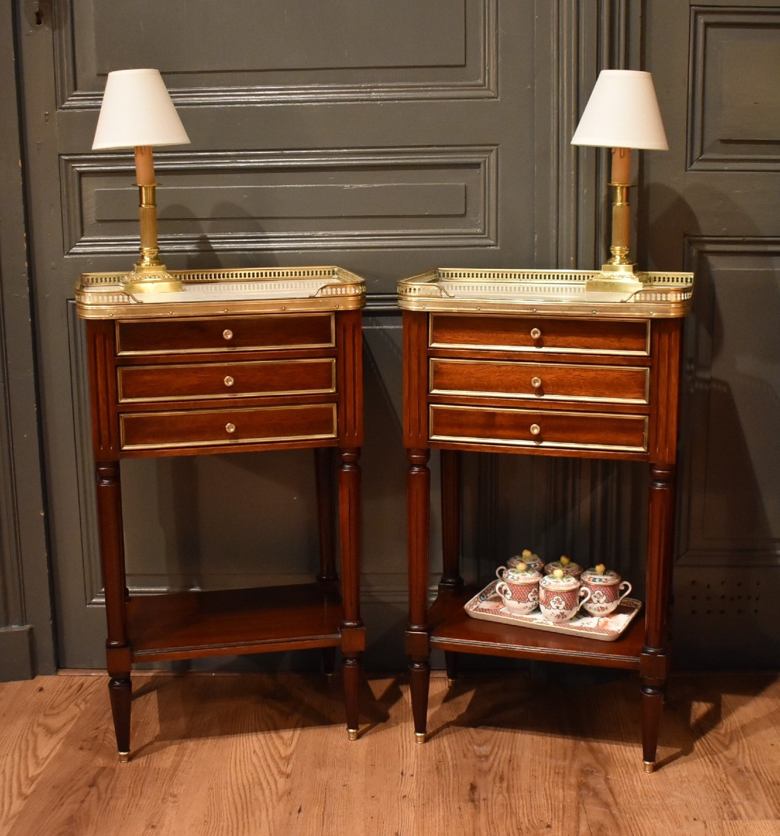 Paire de chevets de style Louis XVI