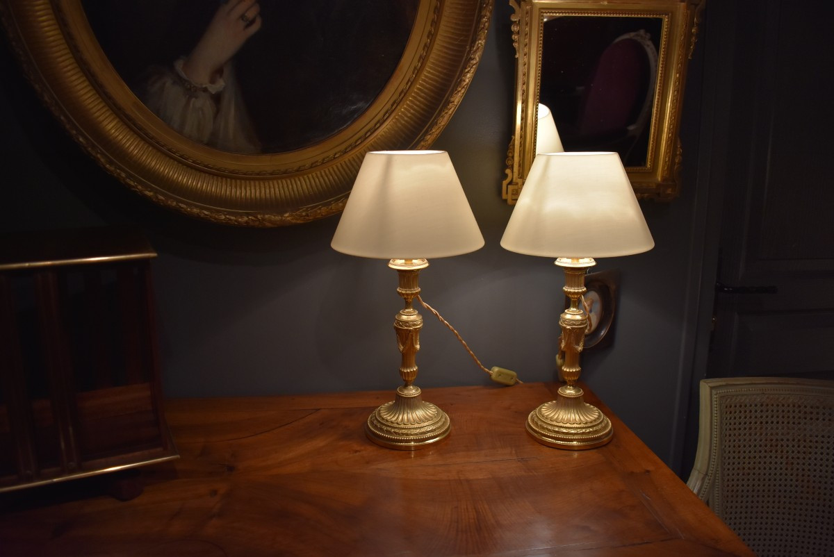 Paire de lampes en bronze doré de style Louis XVI