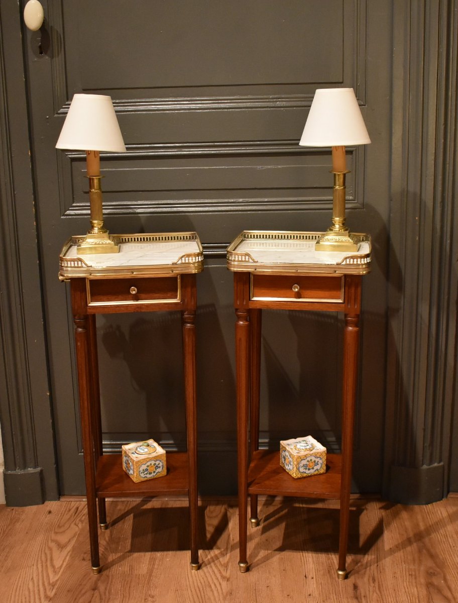 Paire de petits chevets de style Louis XVI