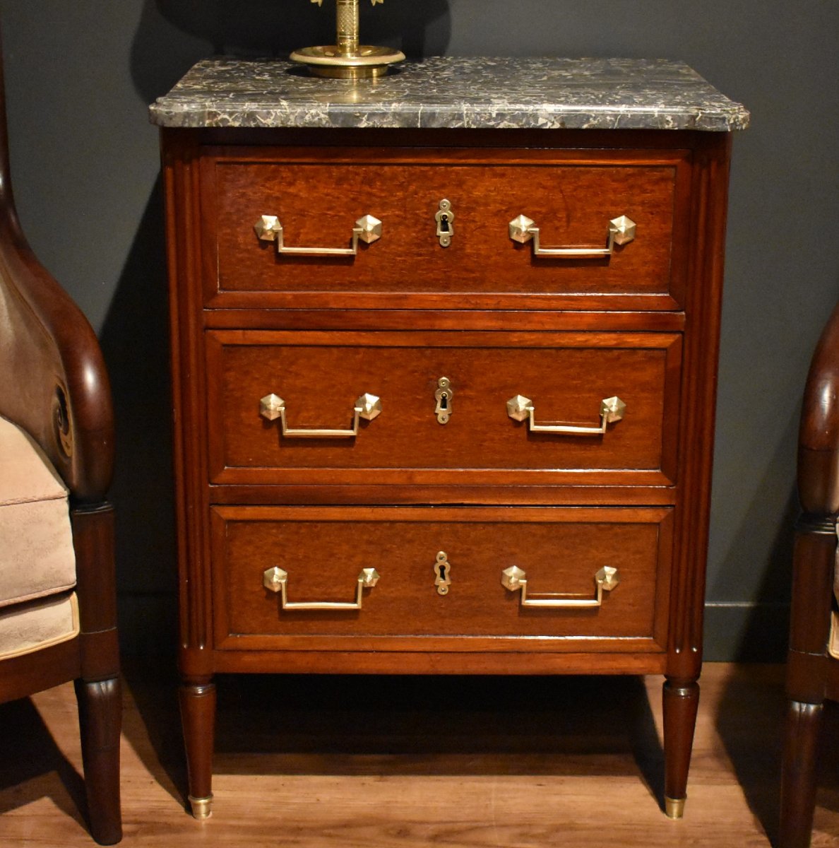 Petite commode Louis XVI en acajou avec estampille-photo-2