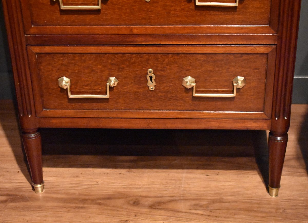 Petite commode Louis XVI en acajou avec estampille-photo-4