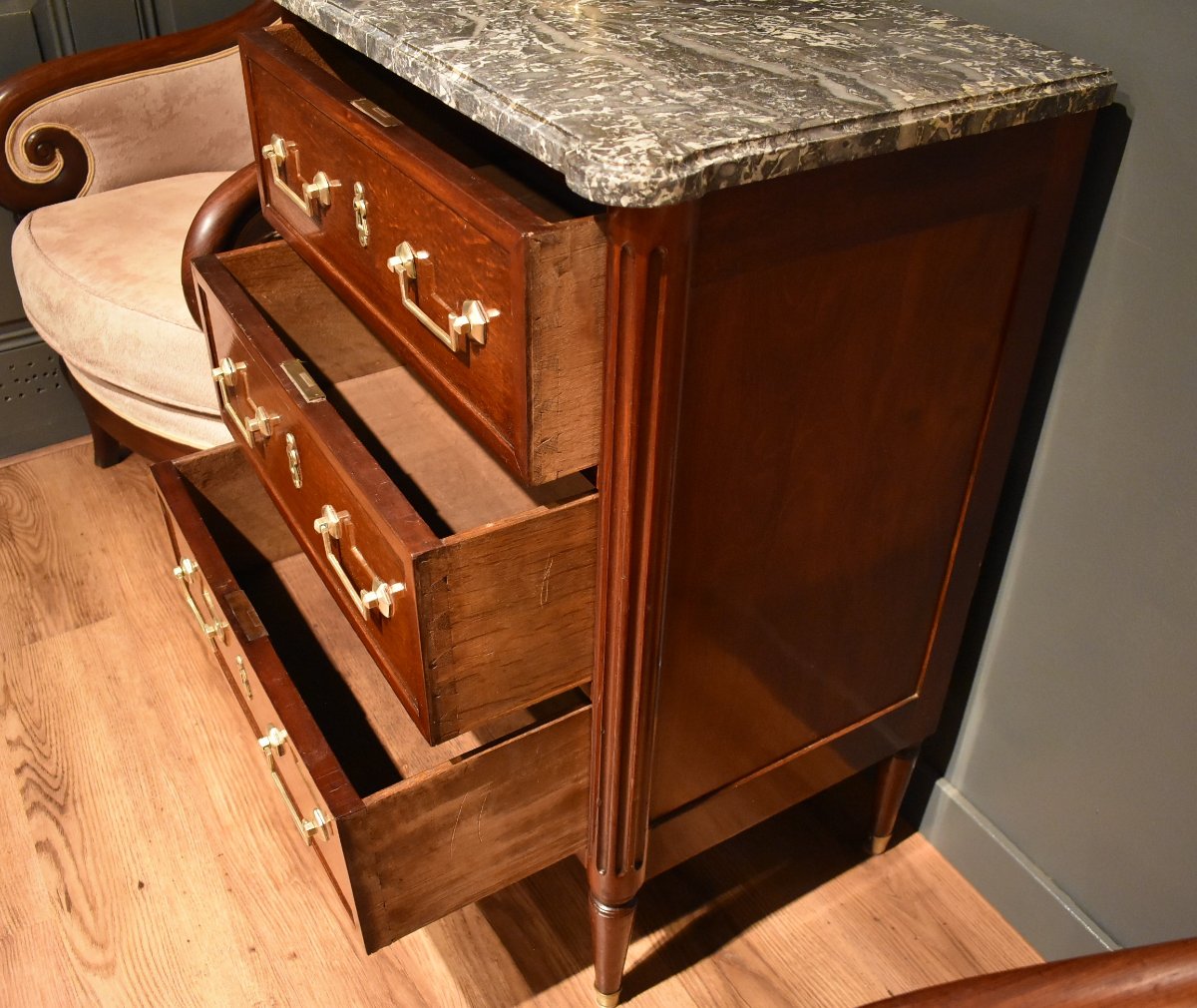 Petite commode Louis XVI en acajou avec estampille-photo-1
