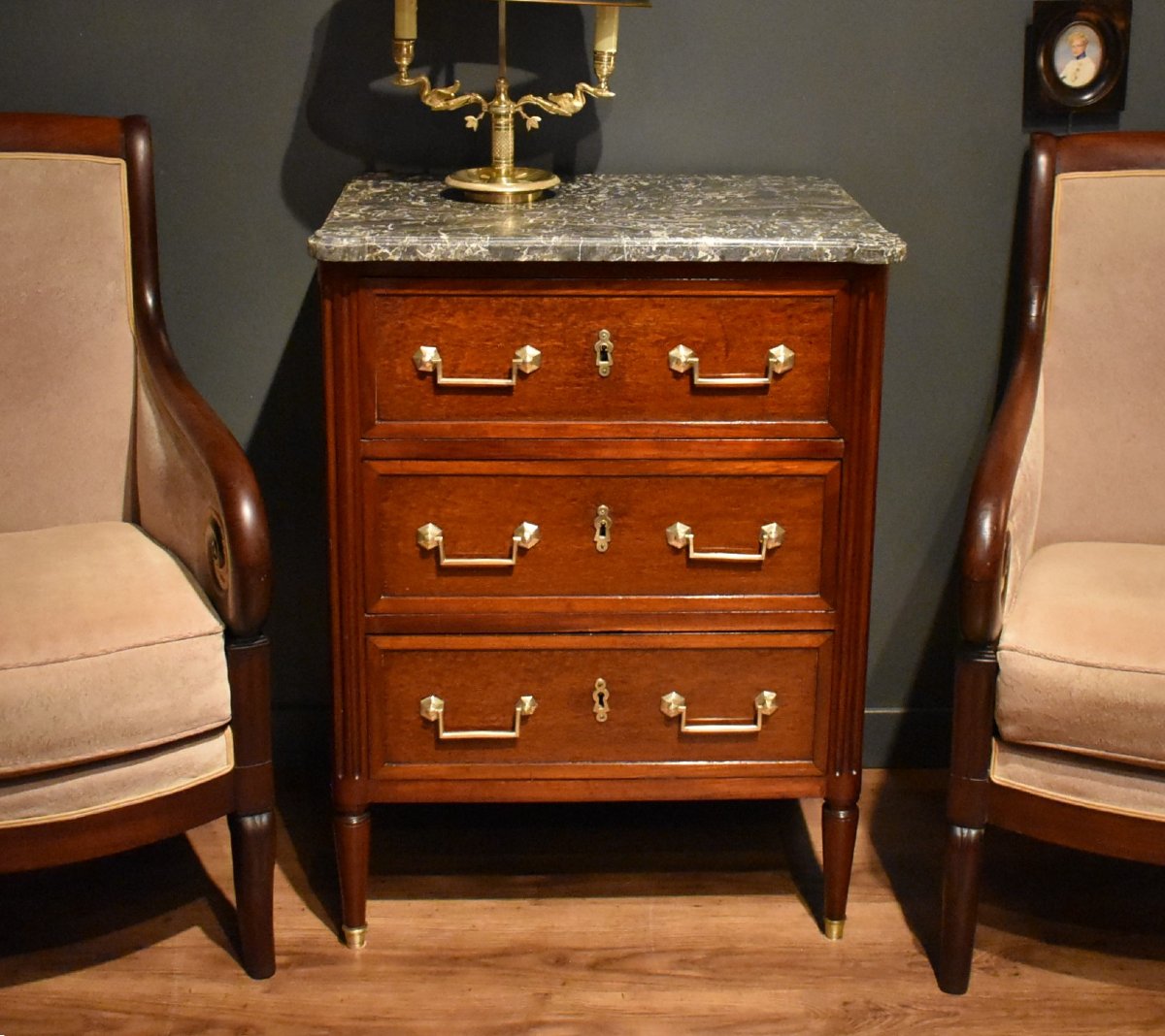 Petite commode Louis XVI en acajou avec estampille