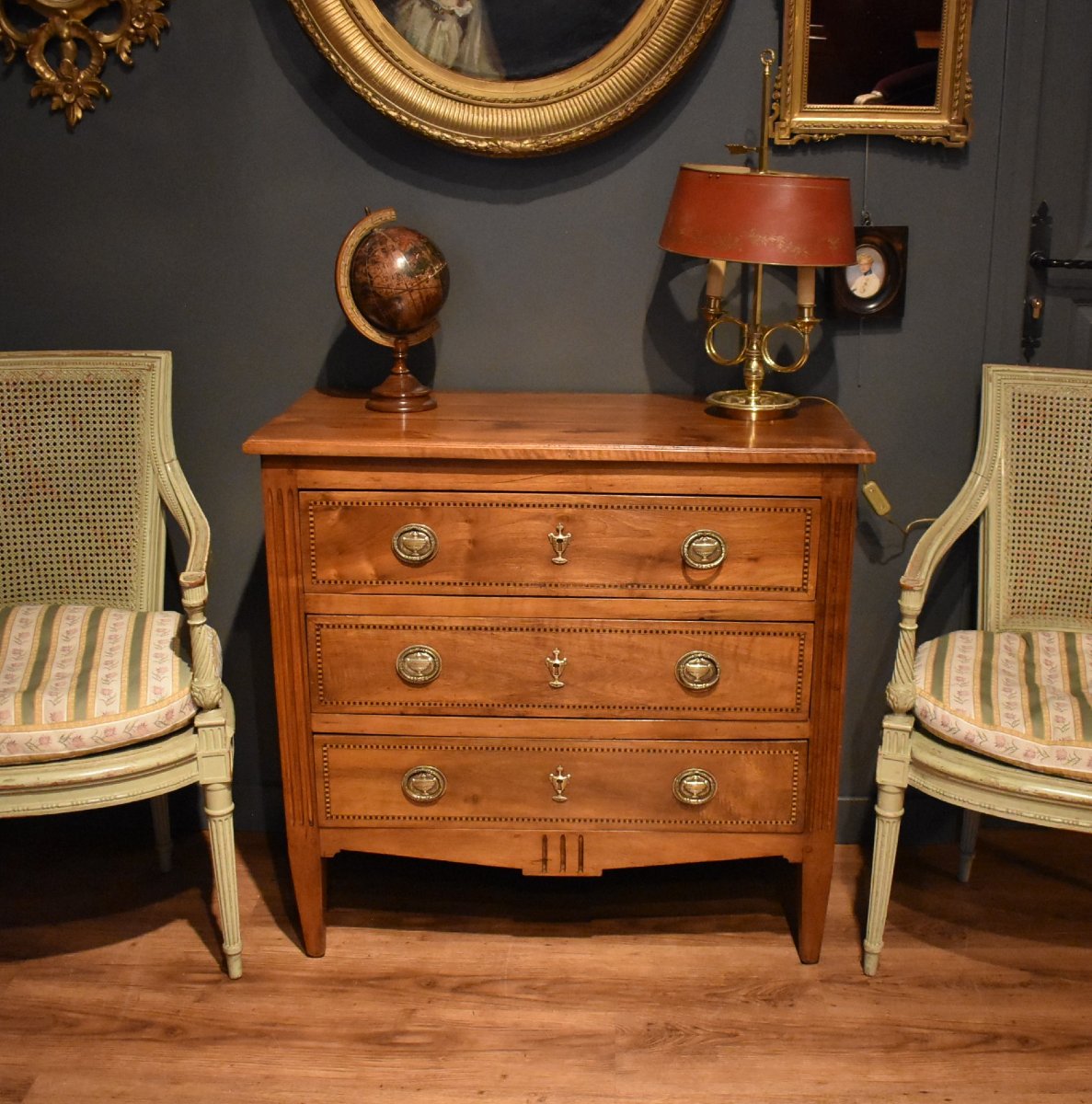 Petite commode en noyer