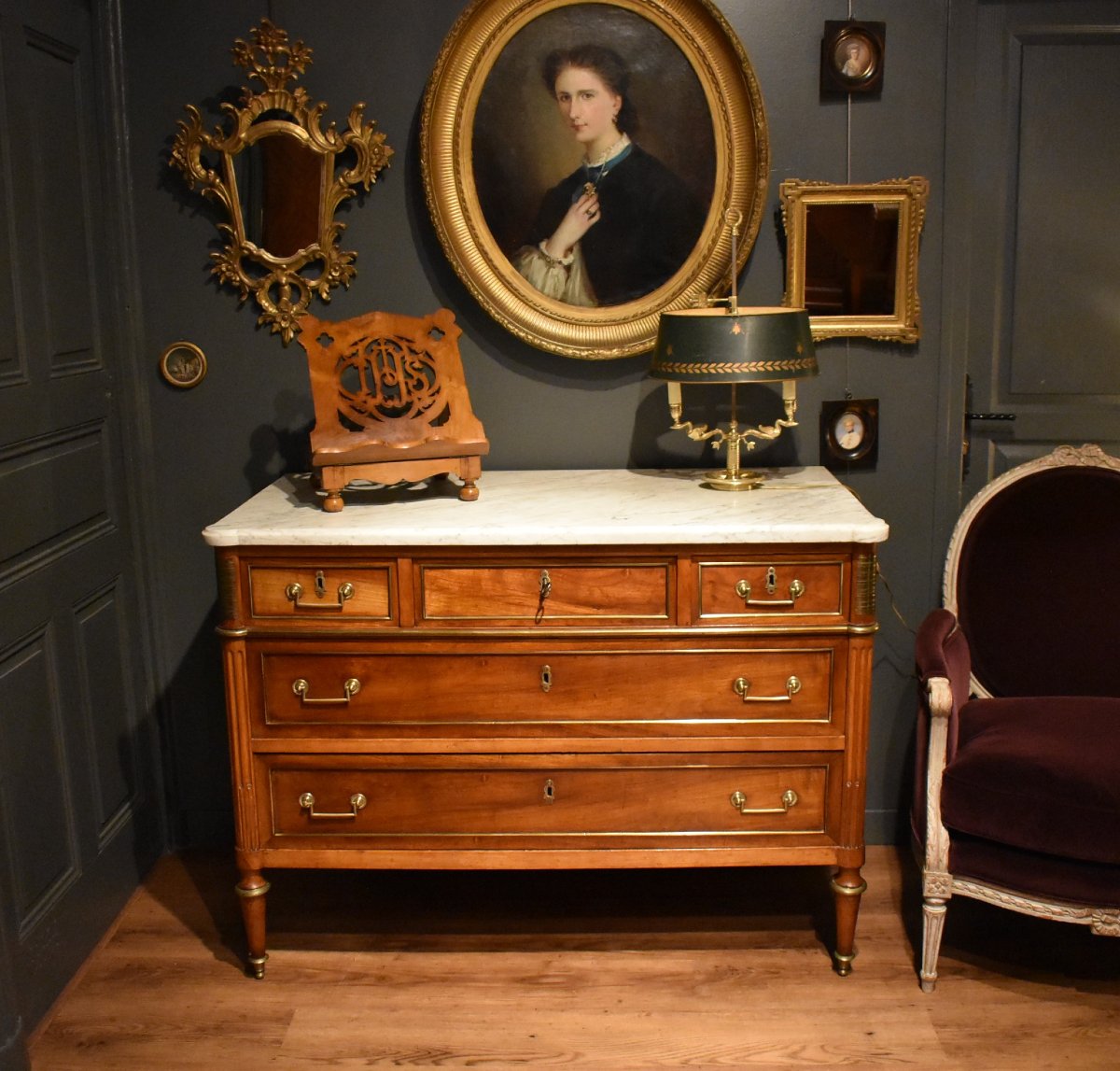 Commode  de style Louis XVI en noyer