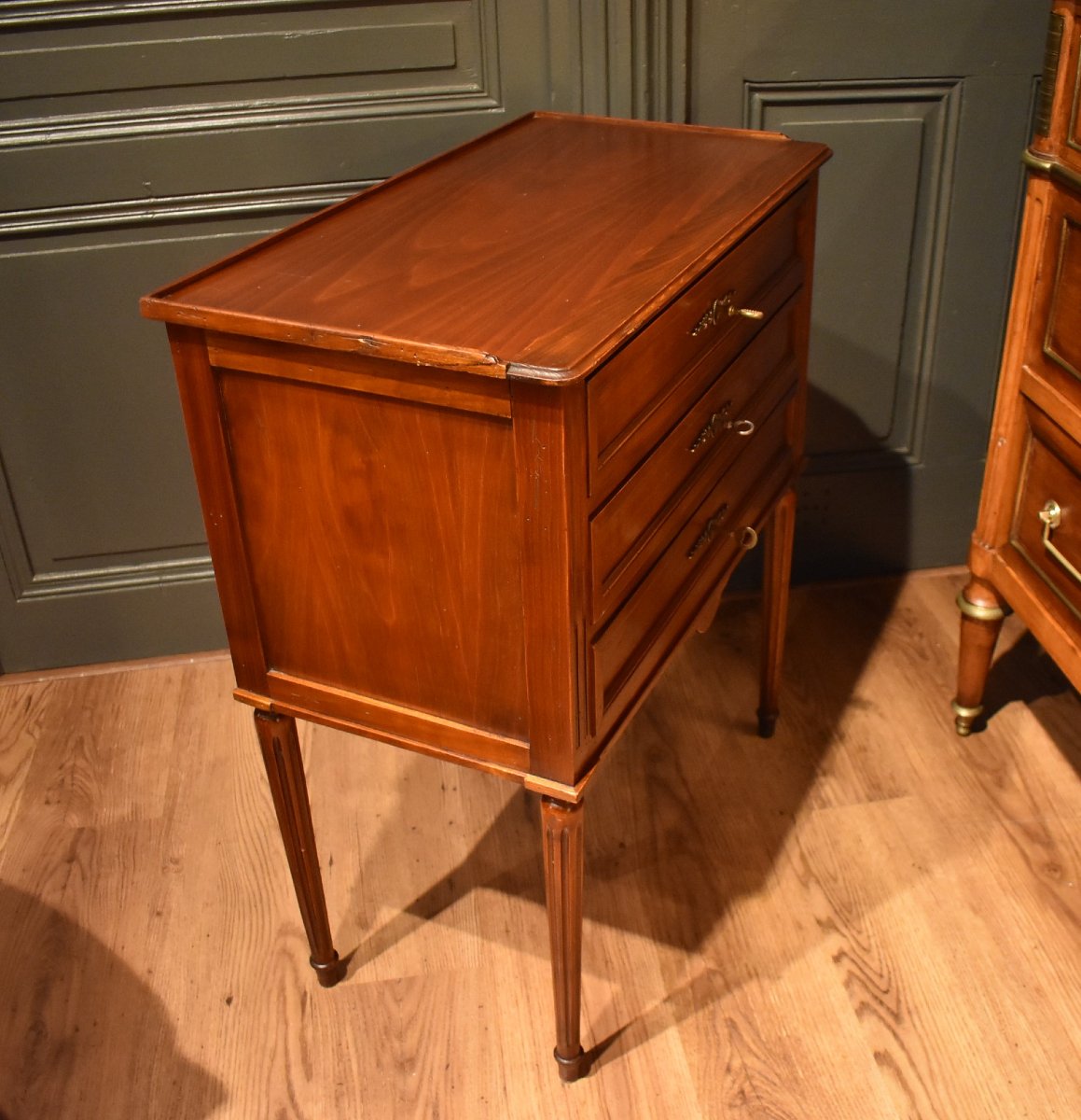 Small Cherry Wood Dresser-photo-3