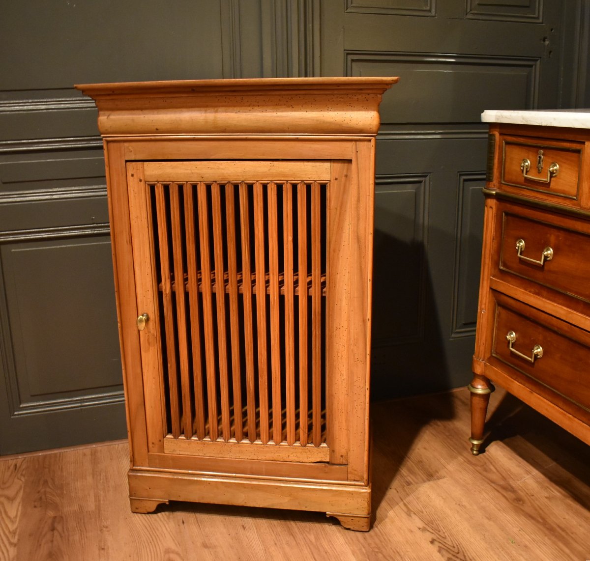 Petit meuble Louis Philippe en noyer