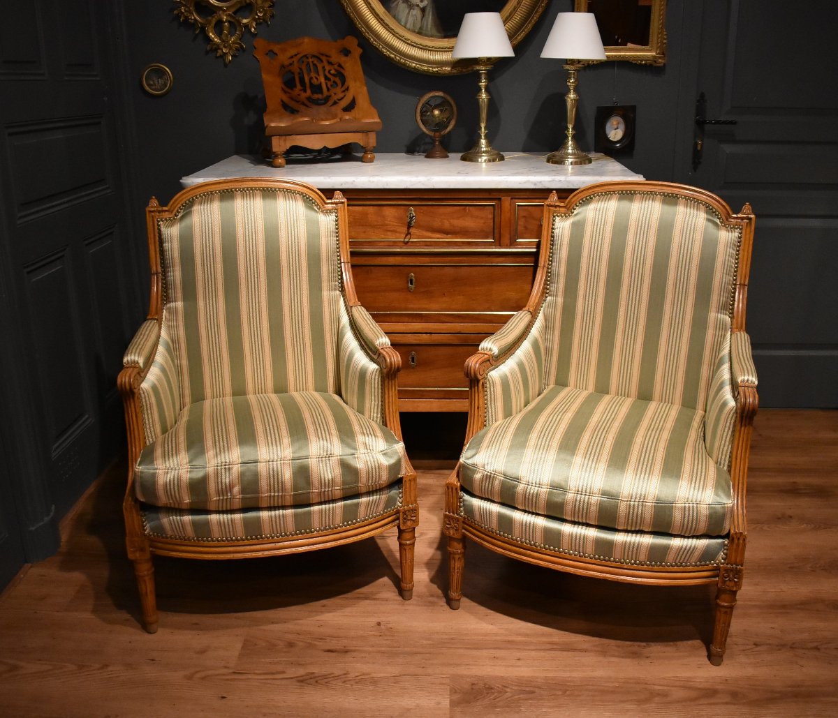 Paire de bergères de style Louis XVI de Mailfert