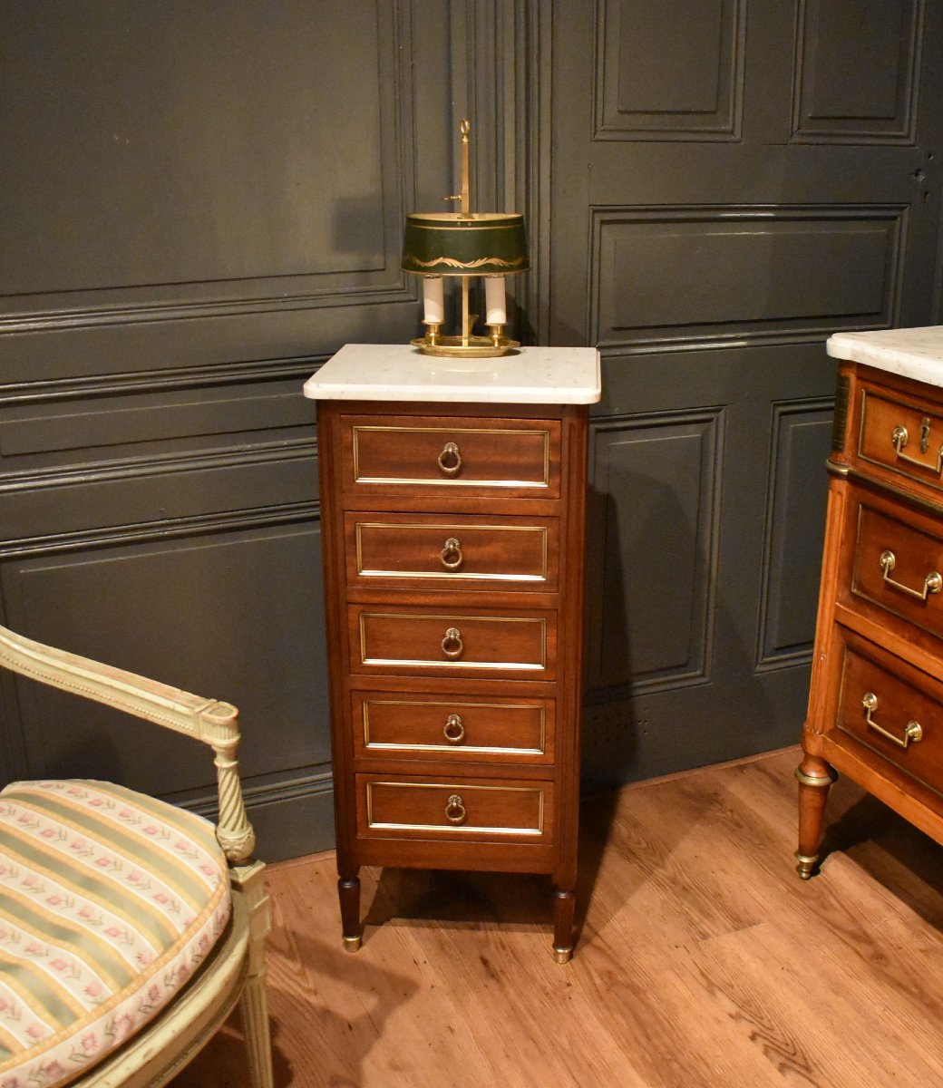 Petit meuble de style Louis XVI