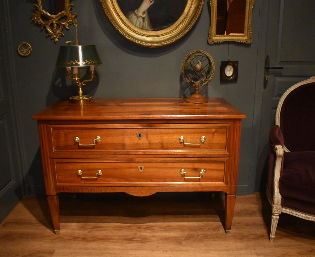 Commode sauteuse en noyer