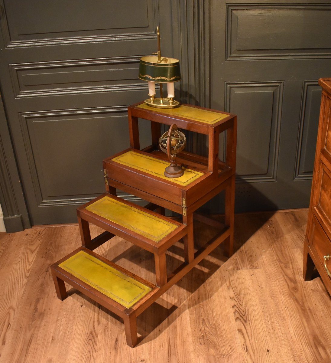 Escabeau de bibliothèque transformable en table basse