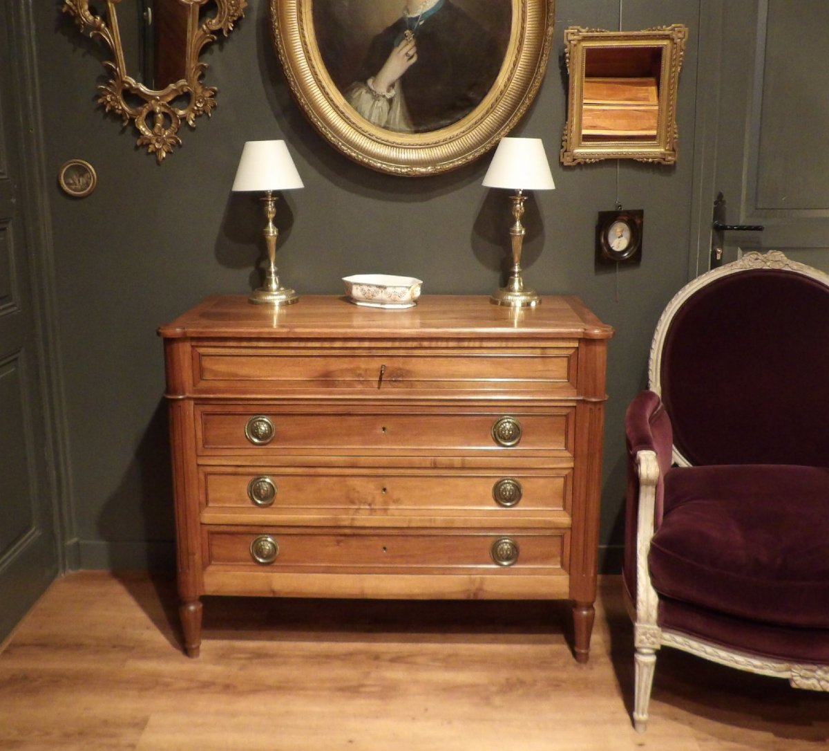 Commode  de style Louis XVI en noyer