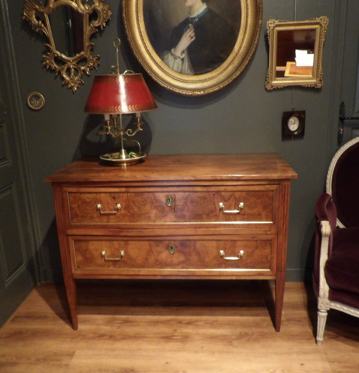 Commode sauteuse en noyer