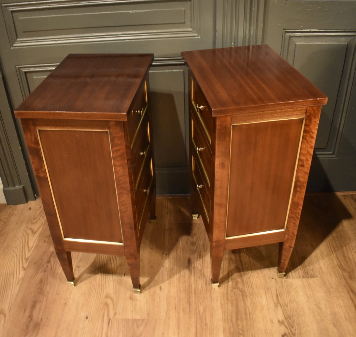 Pair Of Mahogany Nightstands-photo-4