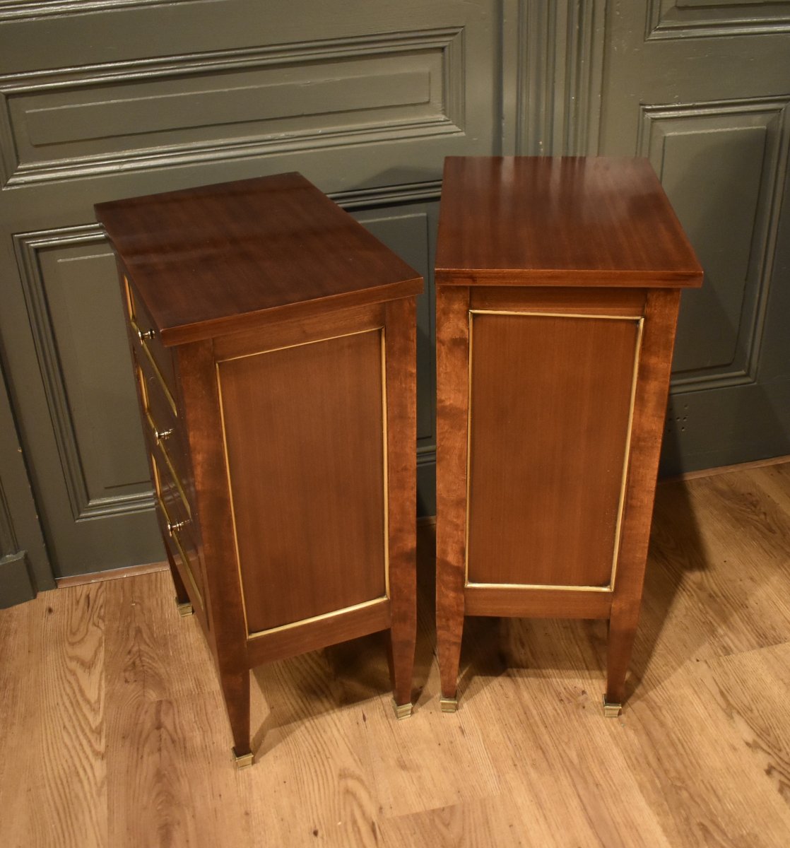 Pair Of Mahogany Nightstands-photo-5