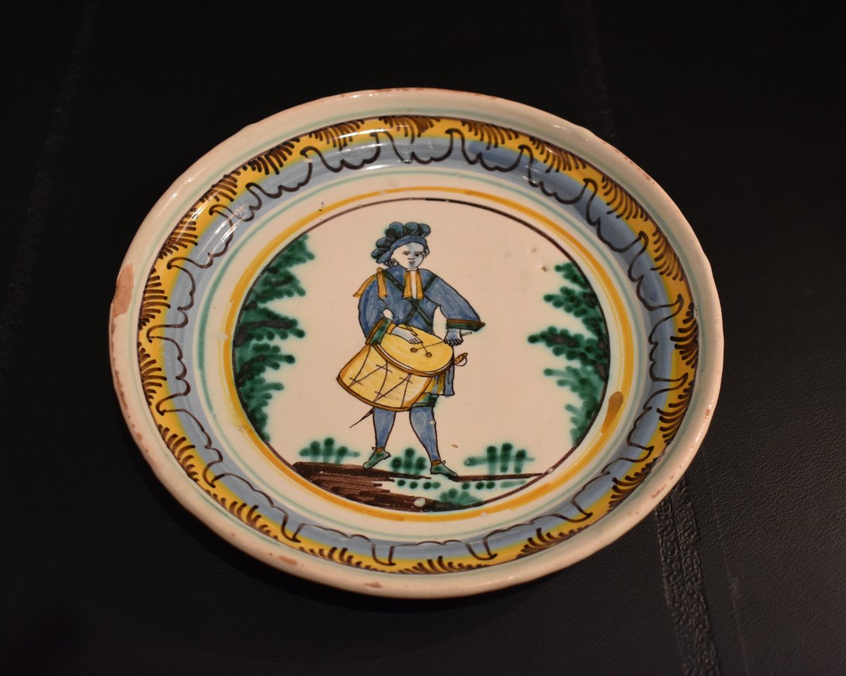 Plate Decorated With A Drum Player