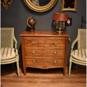 Petite commode en noyer