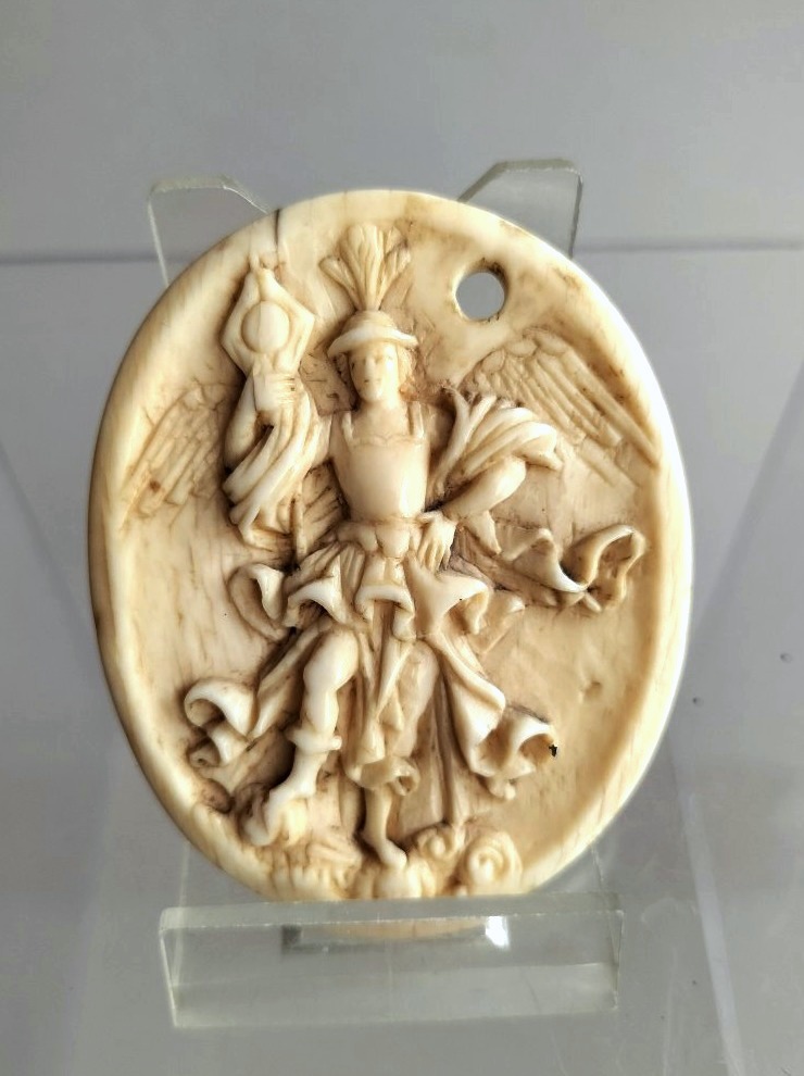 Médaillon pendentif double face Ivoire Baroque XVII ème siècle 