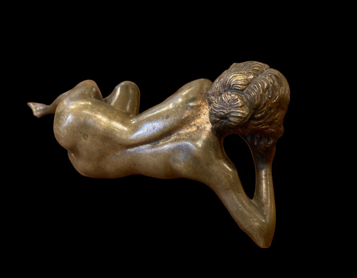 Statuette En Bronze Femme Allongée -photo-1