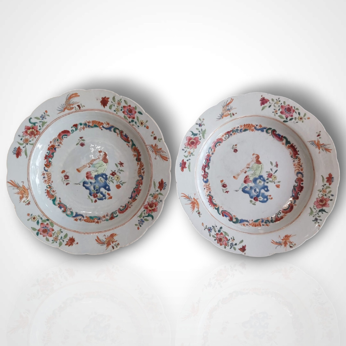 Compagnie des Indes, Paire d'Assiettes en Porcelaine, &eacute;poque XVIIIe