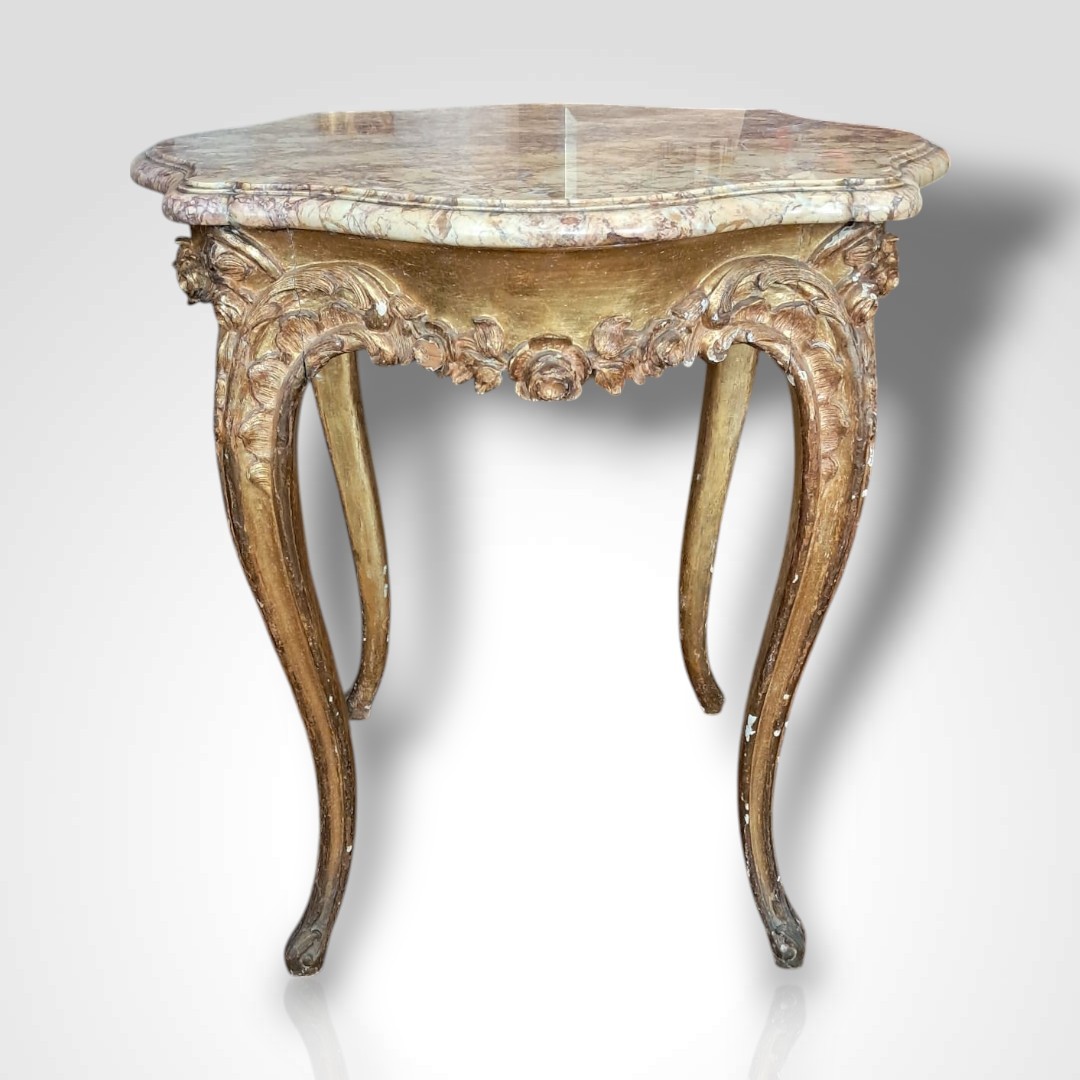 Guéridon en bois doré de style Louis XV 