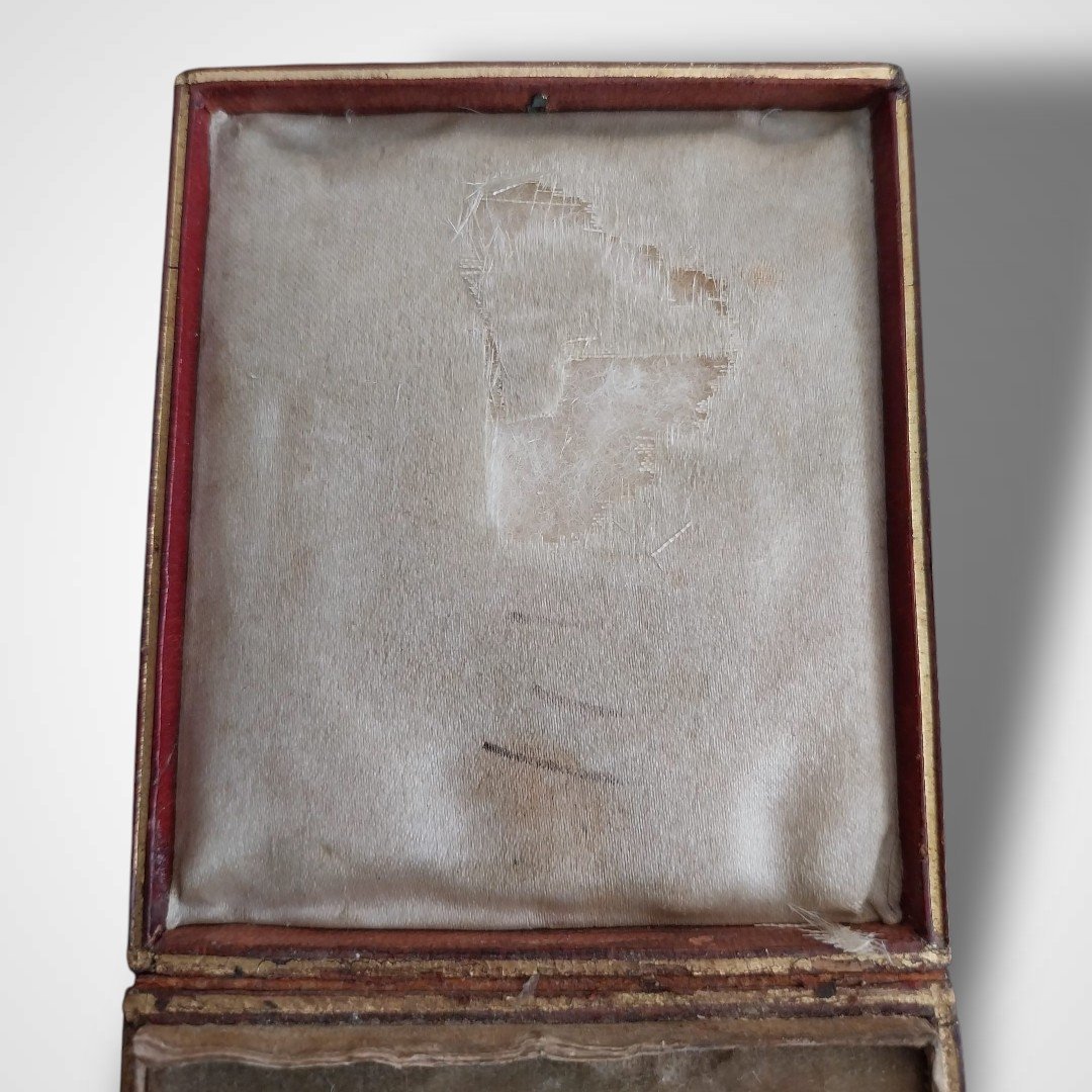 Miniature Of A Woman In Her Red Leather Case, 19th Century-photo-3