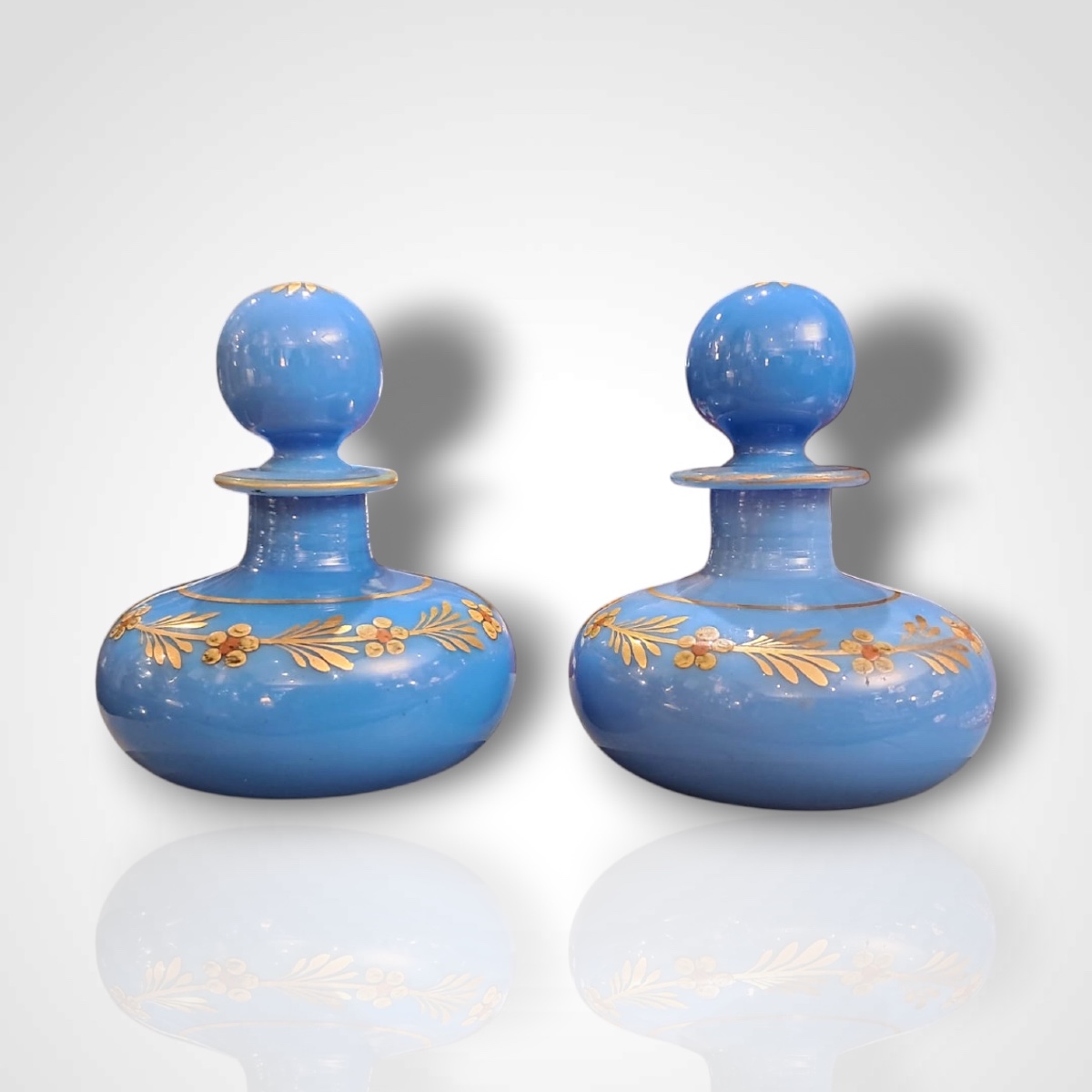 Paire de flacons en opaline lavande, XIXe