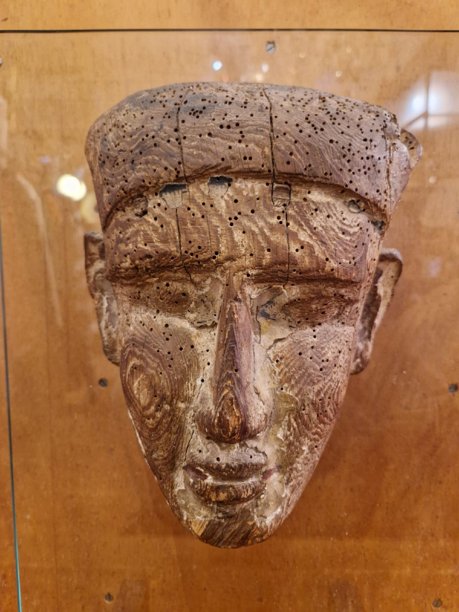 Claude de Muzac, masque de sarcophage égyptien monté sur un soclage en verre et bronze, XXe-photo-4