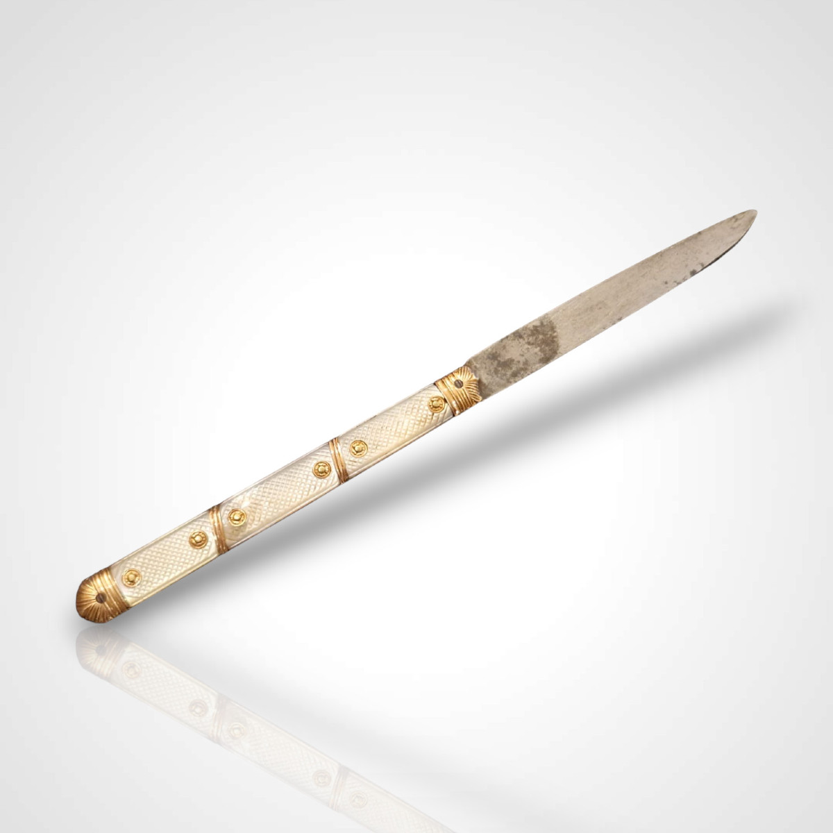 Couteau pliant en or et nacre, fin XVIIIe