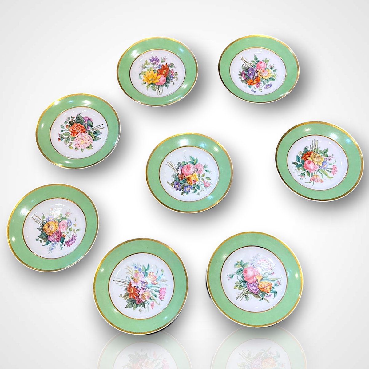 Ensemble d’assiettes en porcelaine de Paris, XIXe