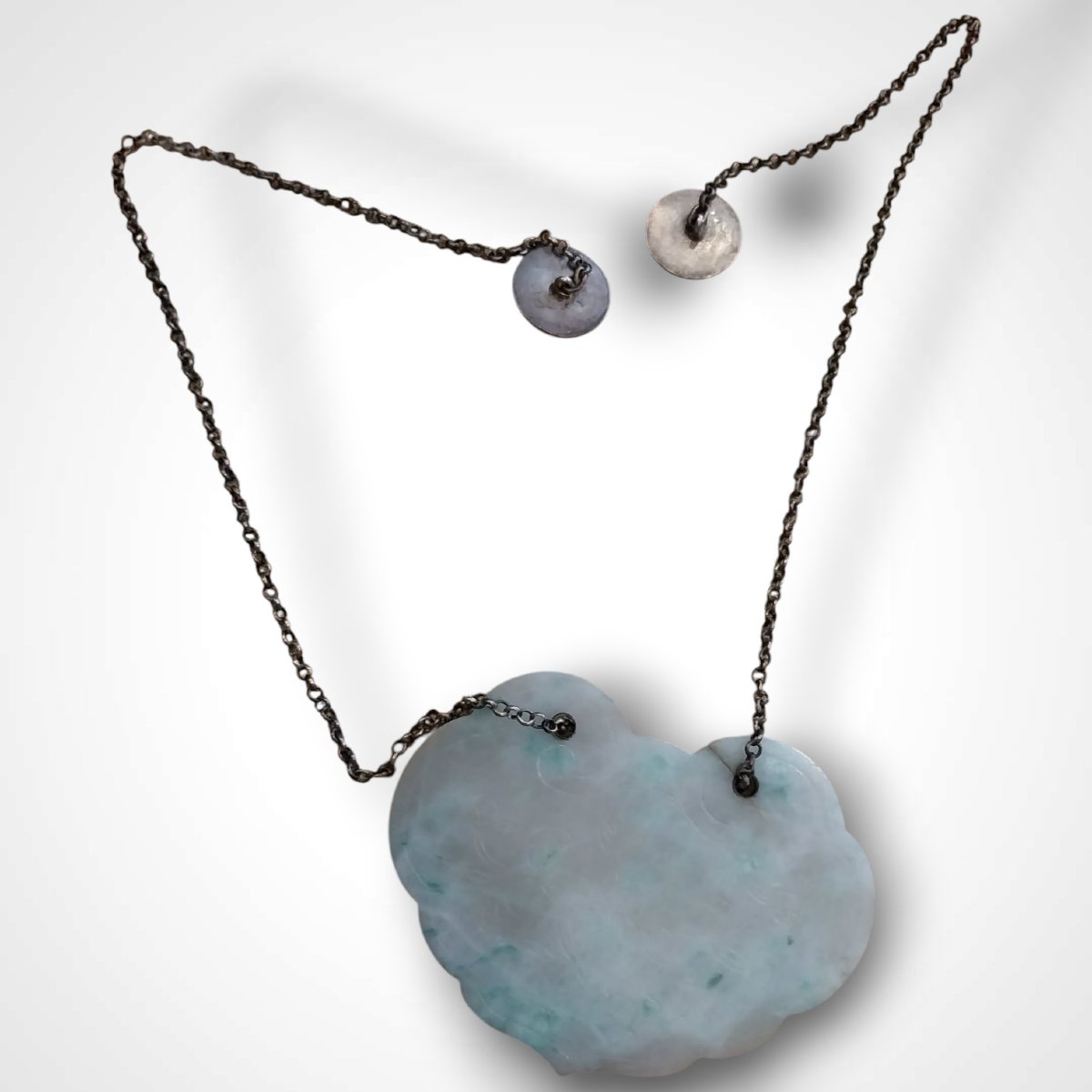 Pendentif chinois en jadéite sculptée et sa chaîne à deux boutons en argent, XXe-photo-2