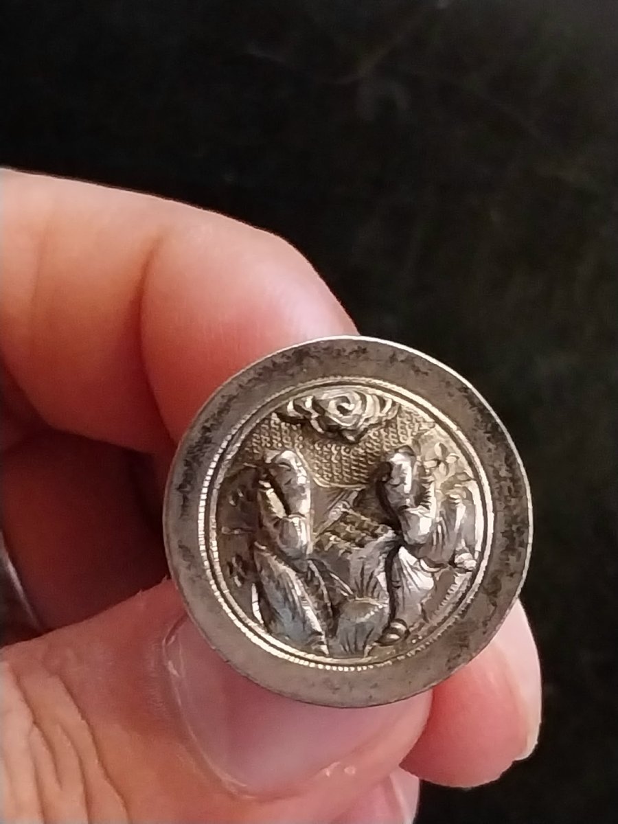 Pendentif chinois en jadéite sculptée et sa chaîne à deux boutons en argent, XXe-photo-3
