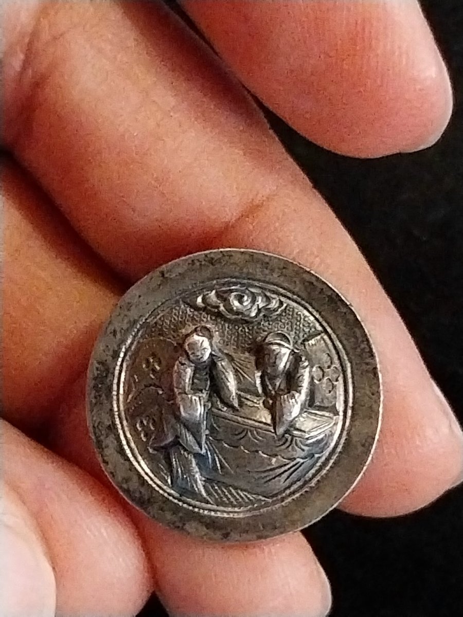 Pendentif chinois en jadéite sculptée et sa chaîne à deux boutons en argent, XXe-photo-4
