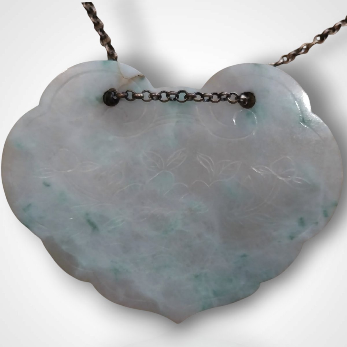 Pendentif chinois en jadéite sculptée et sa chaîne à deux boutons en argent, XXe-photo-1