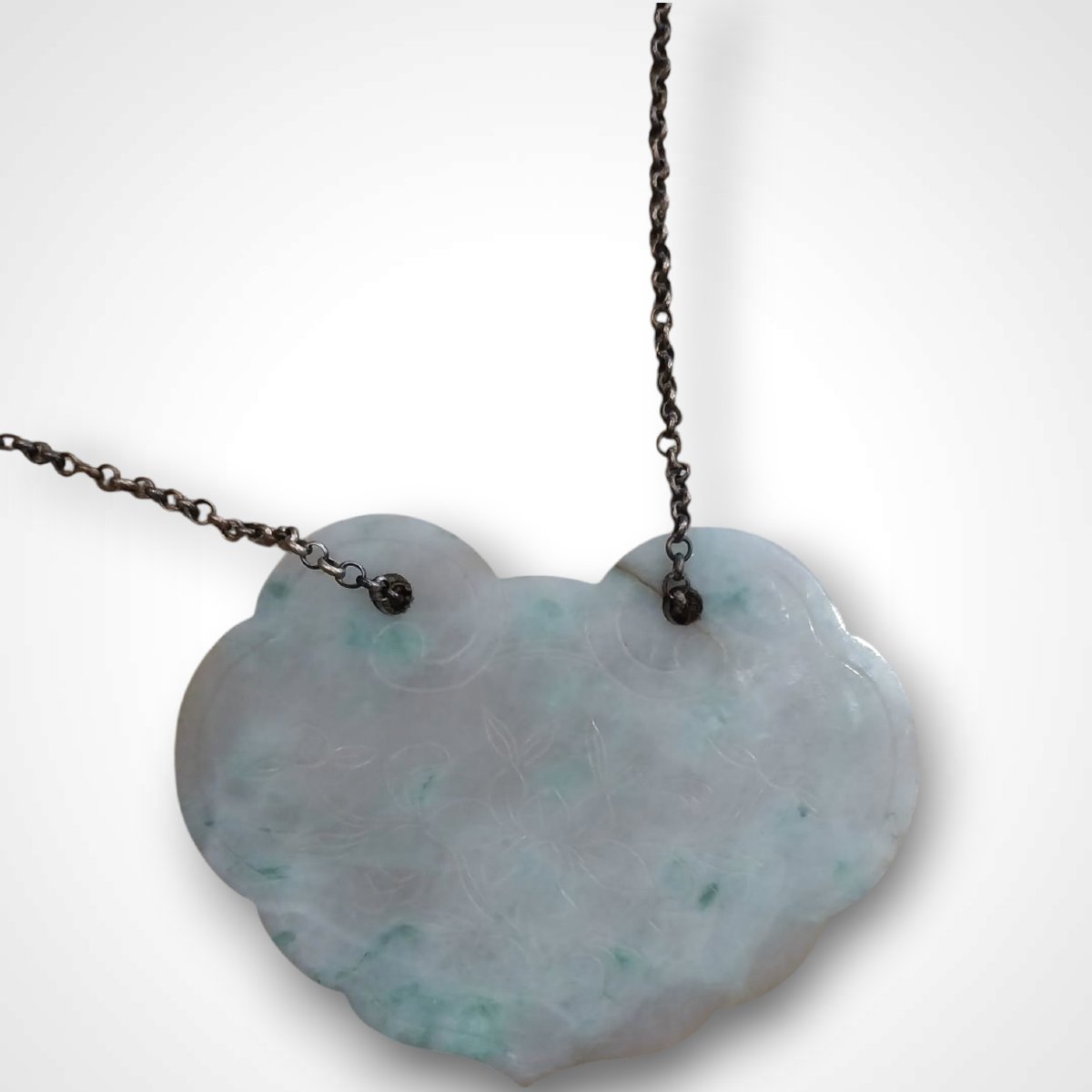 Pendentif chinois en jadéite sculptée et sa chaîne à deux boutons en argent, XXe-photo-2
