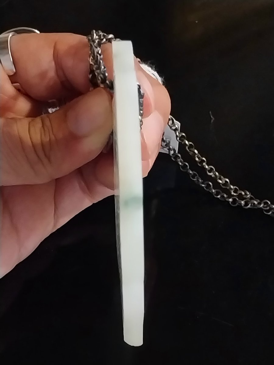 Pendentif chinois en jadéite sculptée et sa chaîne à deux boutons en argent, XXe-photo-3