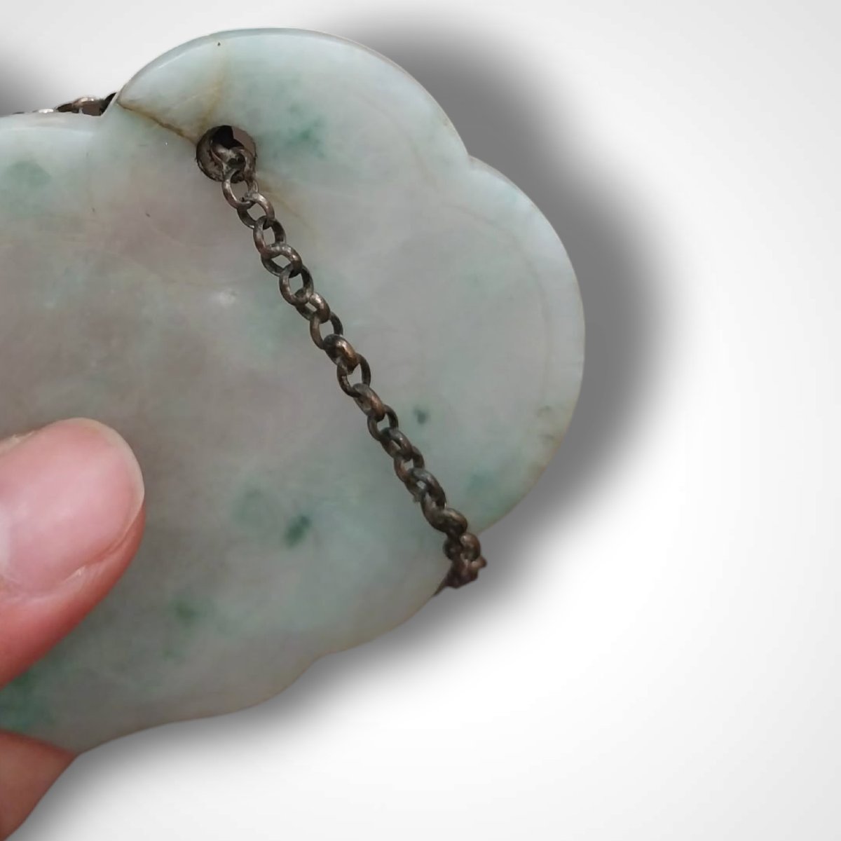Pendentif chinois en jadéite sculptée et sa chaîne à deux boutons en argent, XXe-photo-4