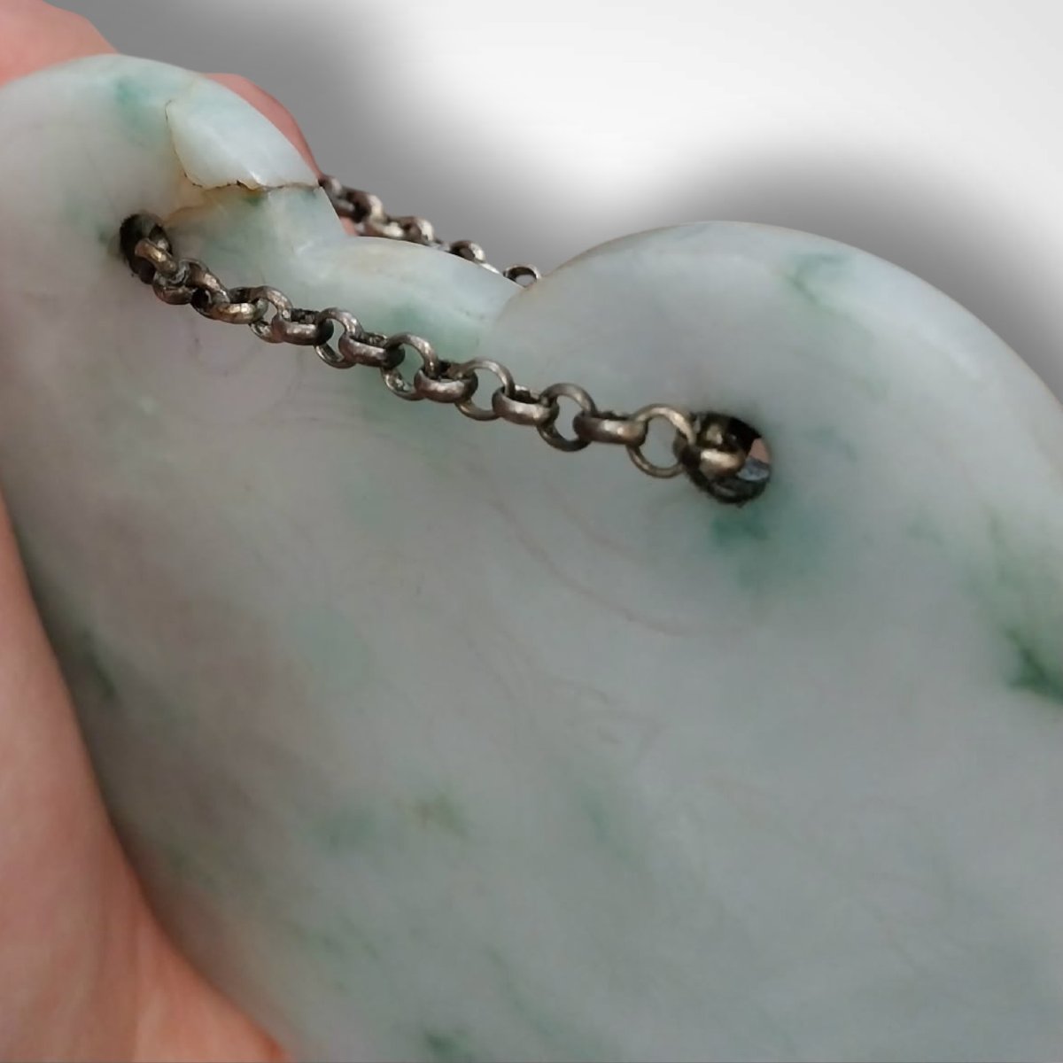 Pendentif chinois en jadéite sculptée et sa chaîne à deux boutons en argent, XXe-photo-6