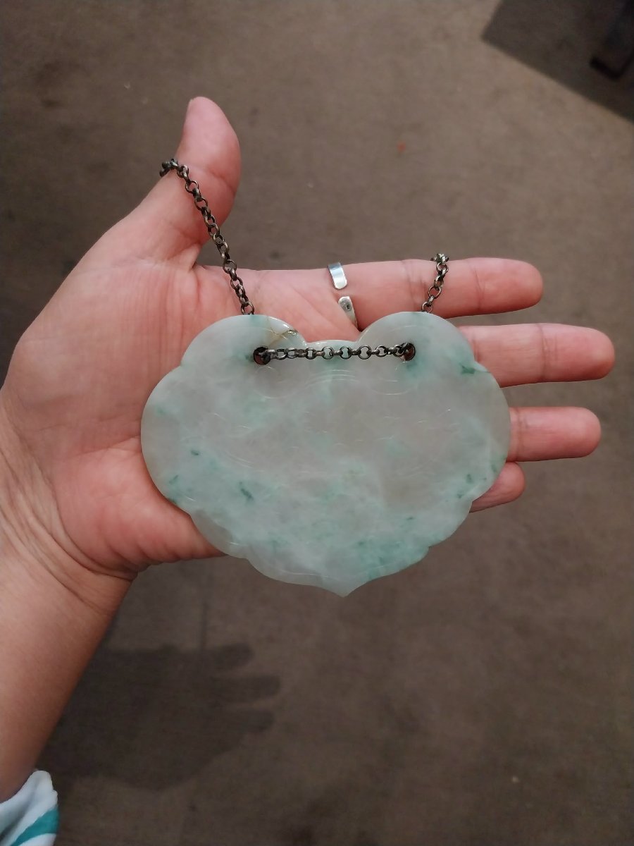 Pendentif chinois en jadéite sculptée et sa chaîne à deux boutons en argent, XXe-photo-7