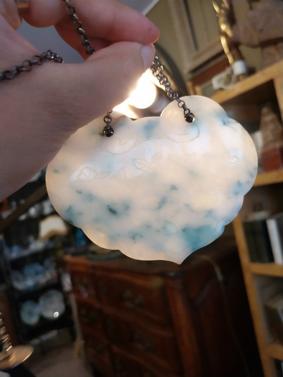 Pendentif chinois en jadéite sculptée et sa chaîne à deux boutons en argent, XXe-photo-8