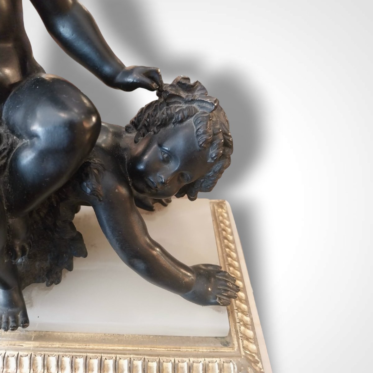 Bronze de deux putti jouant sur sa base en marbre, XIXe-photo-5