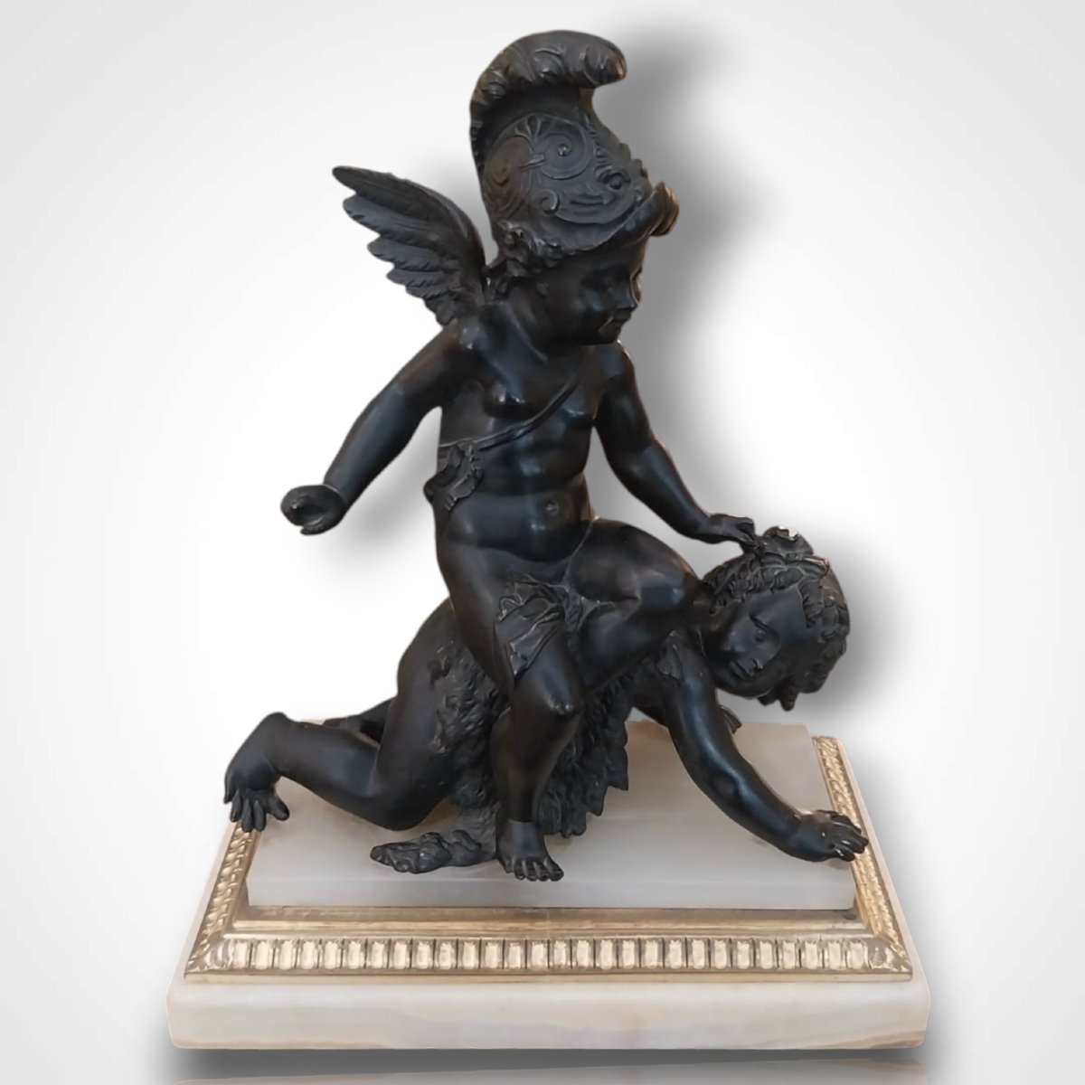Bronze de deux putti jouant sur sa base en marbre, XIXe